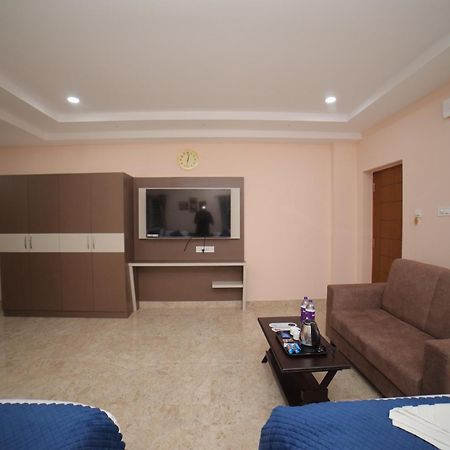 Sri Ganesh Grand Hotel ตีรูปาติ ภายนอก รูปภาพ