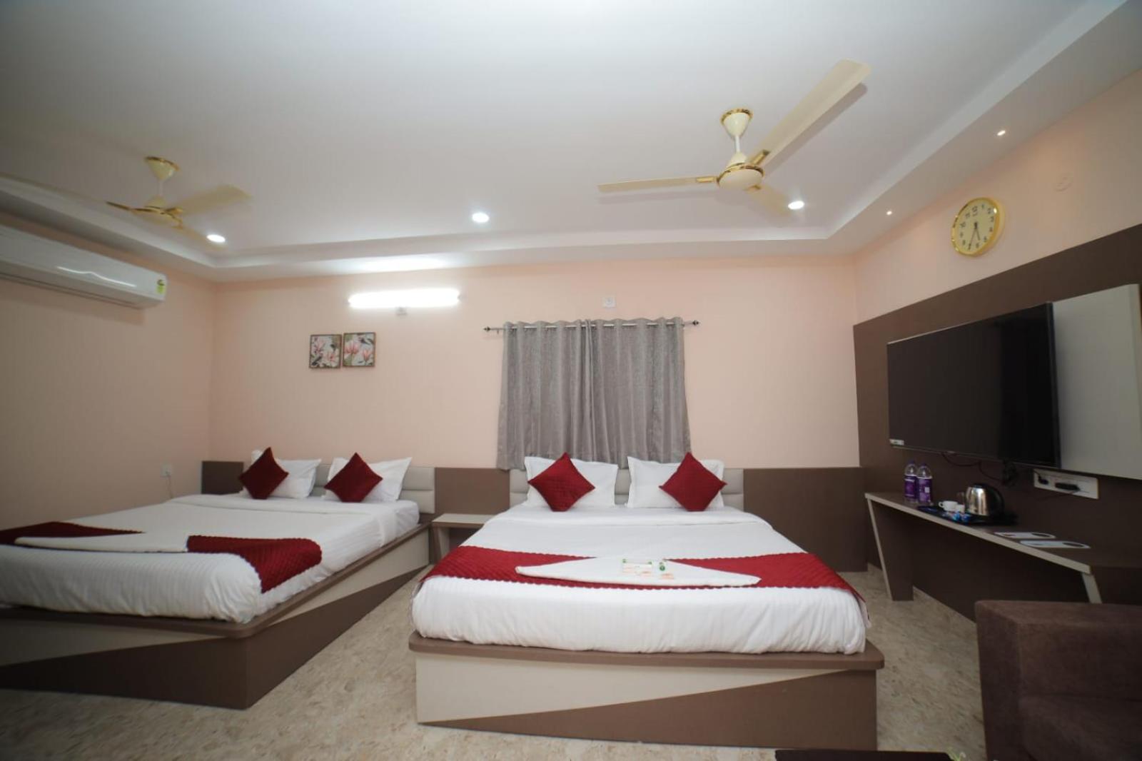 Sri Ganesh Grand Hotel ตีรูปาติ ภายนอก รูปภาพ
