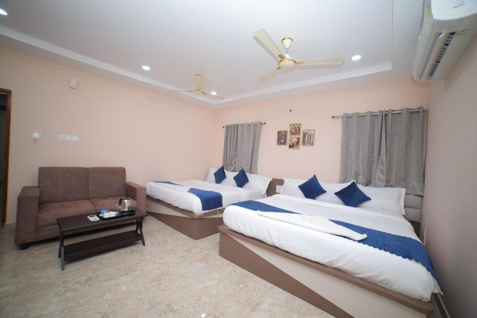 Sri Ganesh Grand Hotel ตีรูปาติ ภายนอก รูปภาพ