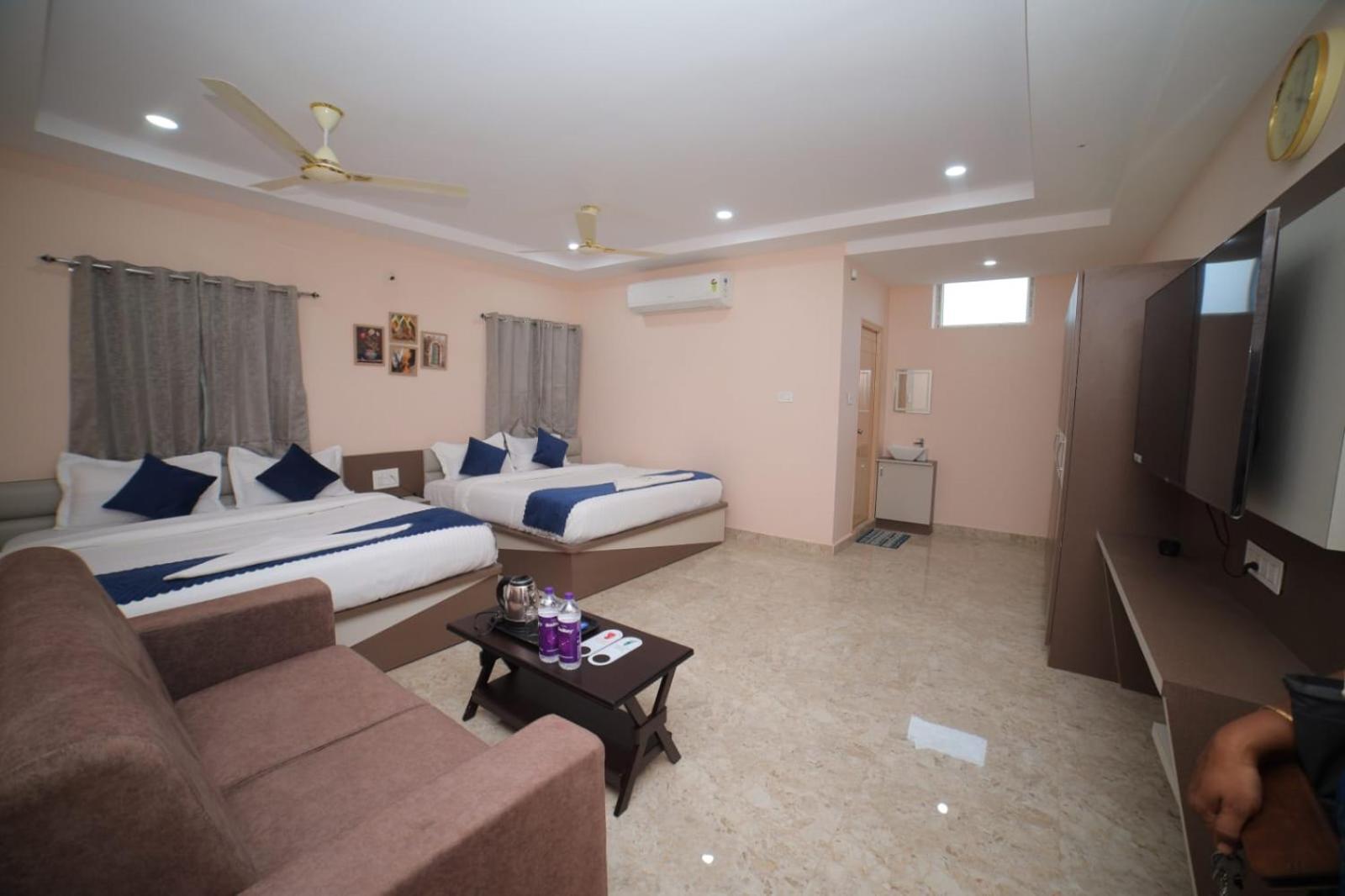 Sri Ganesh Grand Hotel ตีรูปาติ ภายนอก รูปภาพ