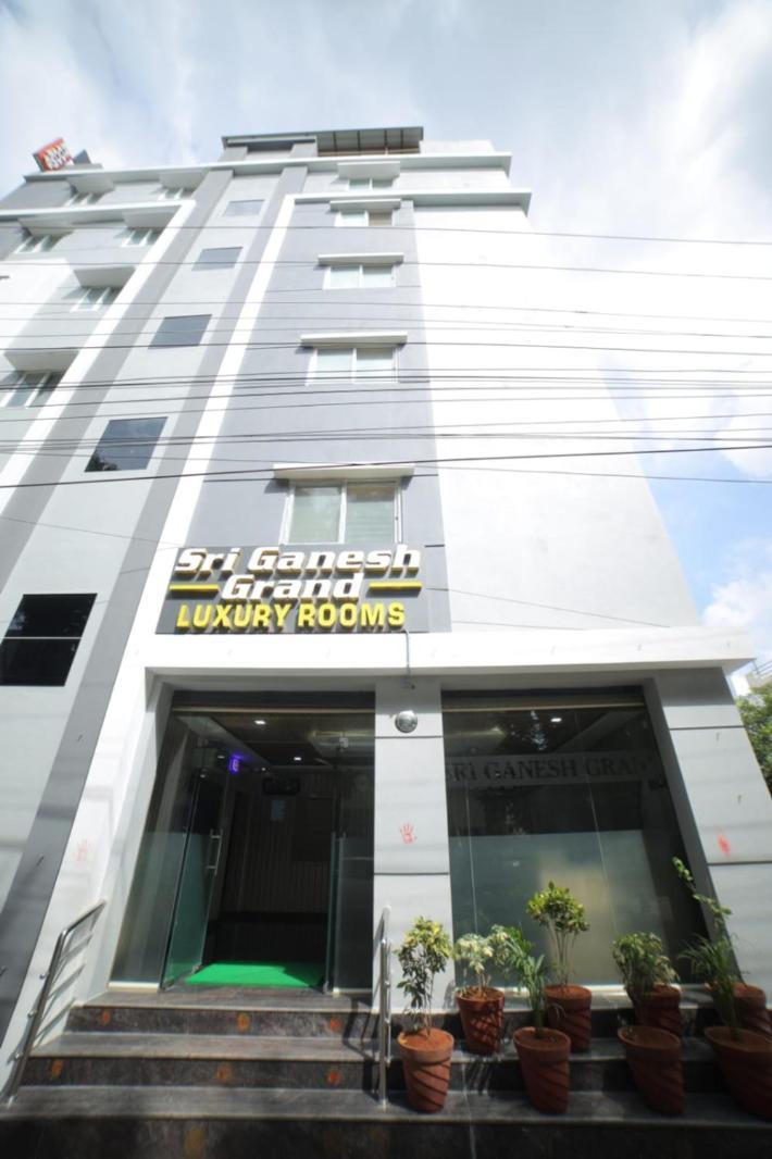 Sri Ganesh Grand Hotel ตีรูปาติ ภายนอก รูปภาพ
