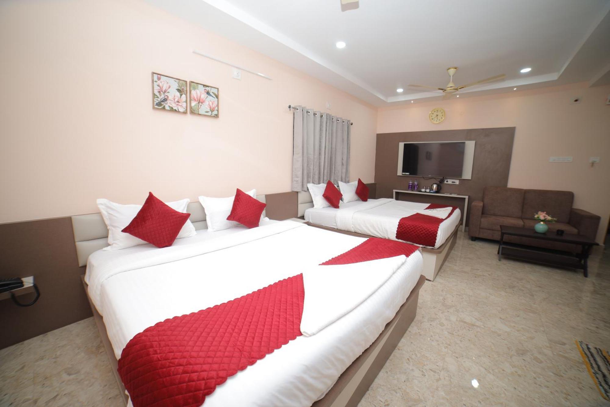 Sri Ganesh Grand Hotel ตีรูปาติ ภายนอก รูปภาพ
