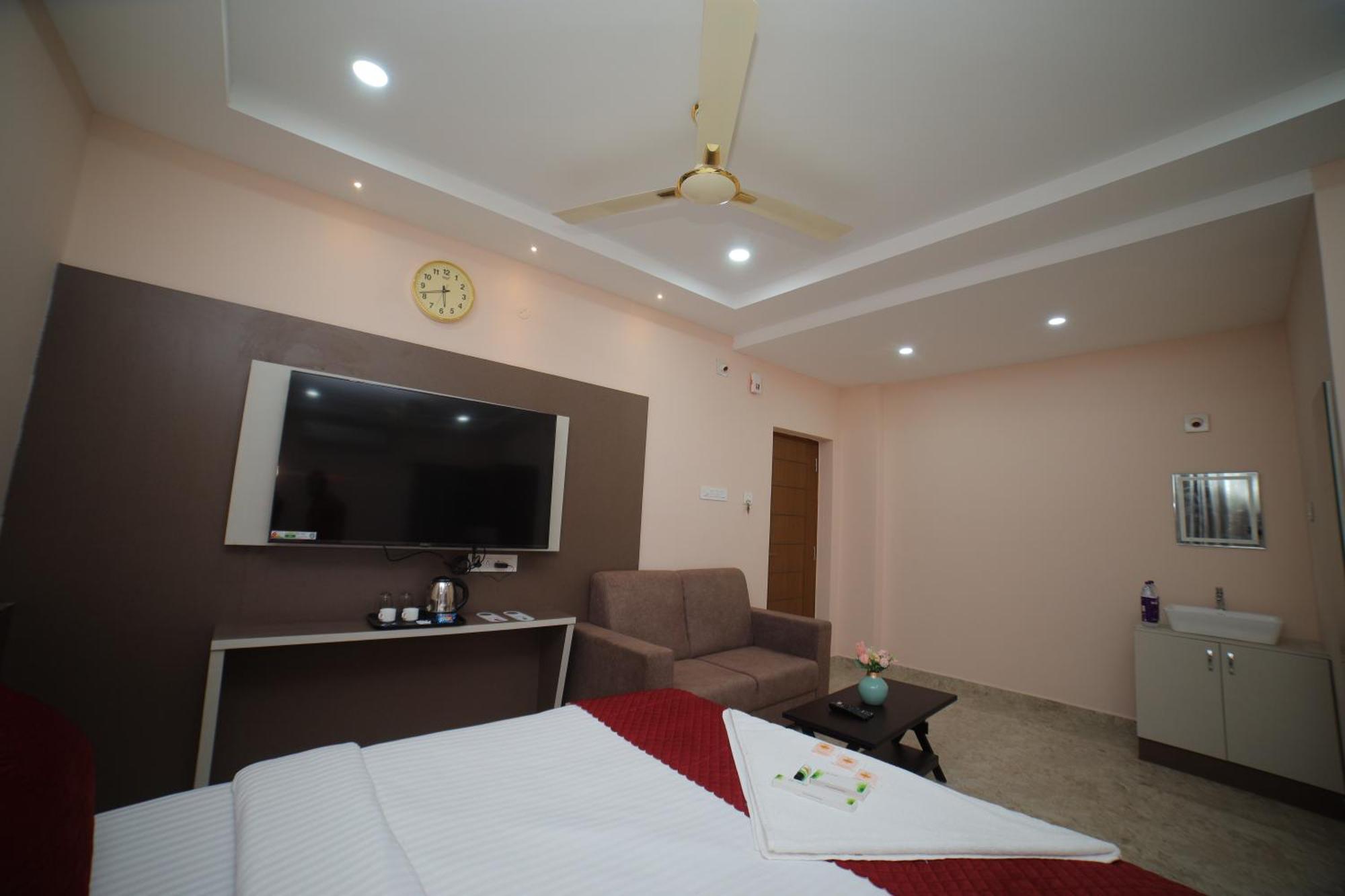 Sri Ganesh Grand Hotel ตีรูปาติ ภายนอก รูปภาพ