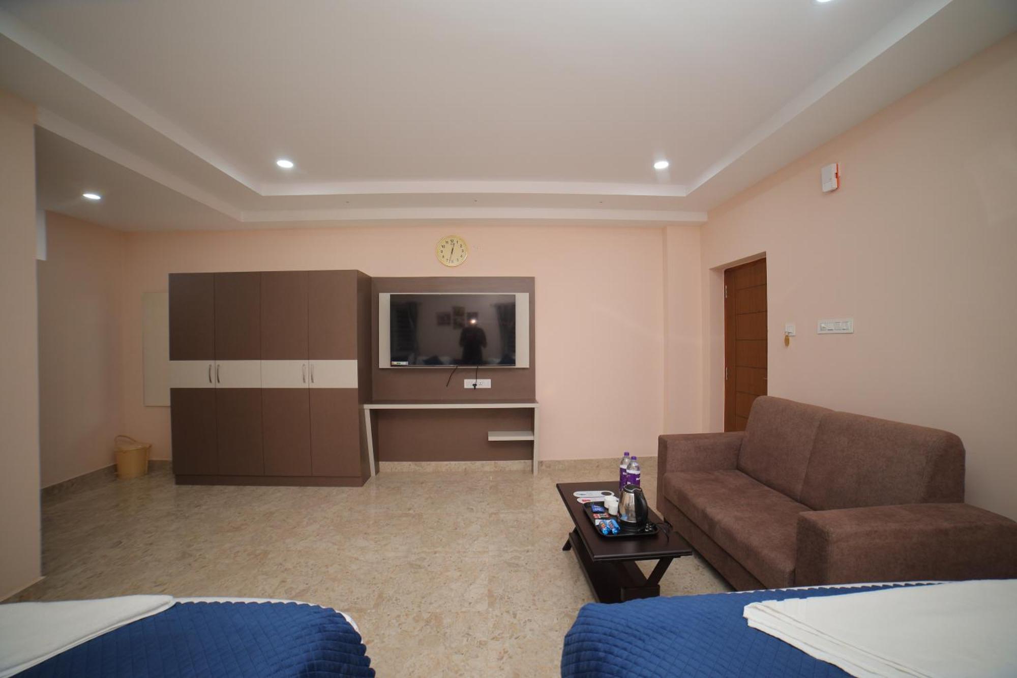 Sri Ganesh Grand Hotel ตีรูปาติ ภายนอก รูปภาพ
